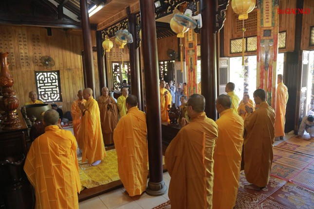 Chư Tăng cử hành lễ cúng ngọ tại chánh điện tổ đình Kim Tiên Chư Tăng cử hành lễ cúng ngọ tại chánh điện tổ đình Kim Tiên