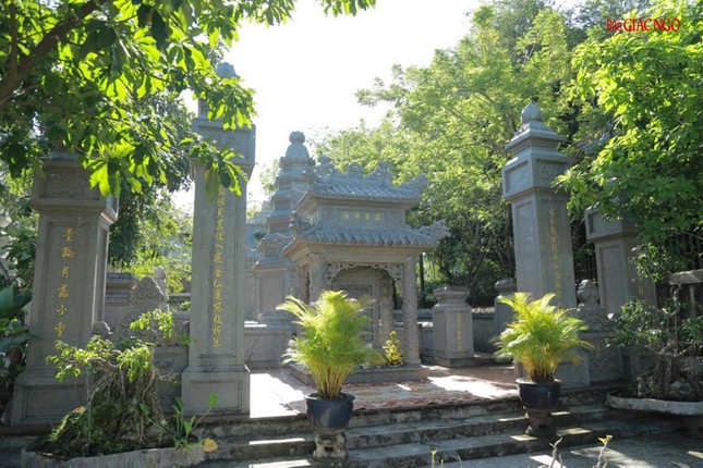 Bảo tháp Trưởng lão Hòa thượng Thích Hưng Dụng trong khuôn viên tổ đình Kim Tiên - cố đô Huế Bảo tháp Trưởng lão Hòa thượng Thích Hưng Dụng trong khuôn viên tổ đình Kim Tiên - cố đô Huế