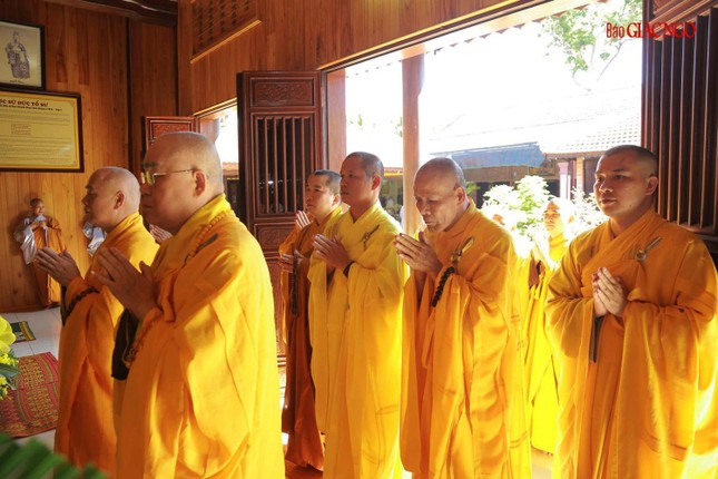 Môn đồ đệ tử thành kính đảnh lễ tôn sư Môn đồ đệ tử thành kính đảnh lễ tôn sư