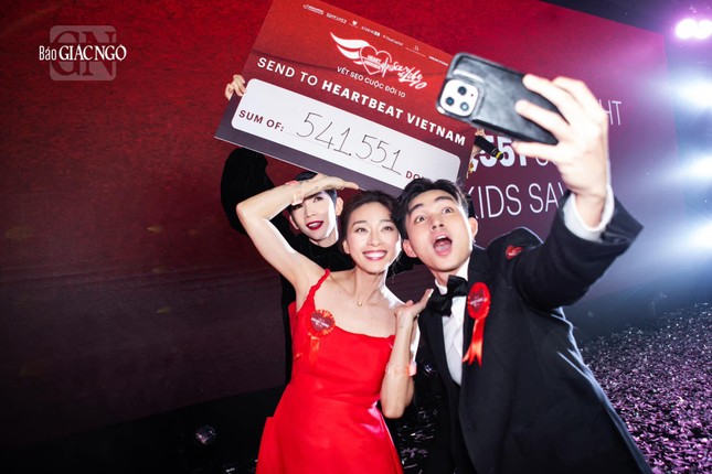 Ngô Thanh Vân và Jun Phạm hoan hỷ với kết quả đạt được, nhất là khi chương trình diễn ra hậu Covid-19, kinh tế còn khó khăn, chưa phục hồi hoàn toàn - Ảnh: BTC Ngô Thanh Vân và Jun Phạm hoan hỷ với kết quả đạt được, nhất là khi chương trình diễn ra hậu Covid-19, kinh tế còn khó khăn, chưa phục hồi hoàn toàn - Ảnh: BTC