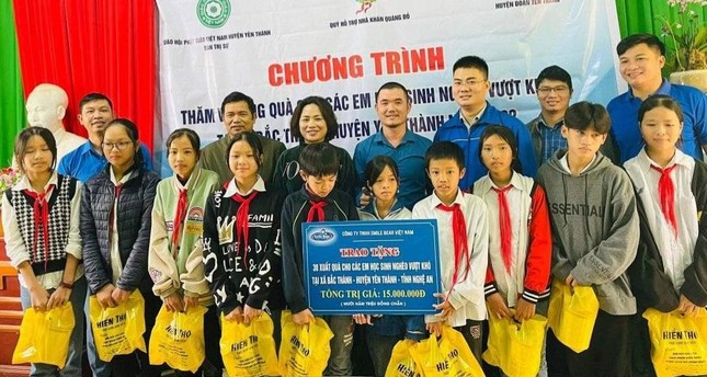 Trao quà đến các em học sinh nghèo