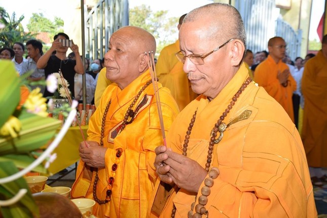 Niêm hương bạch Phật