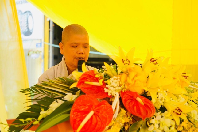 Sư cô Thích Đàm Phương, trụ trì chùa Kim Chi phát biểu khai mạc