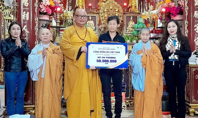 Trao hỗ trợ 50 triệu đồng cho gia đình chị Phương xây dựng nhà tình thương