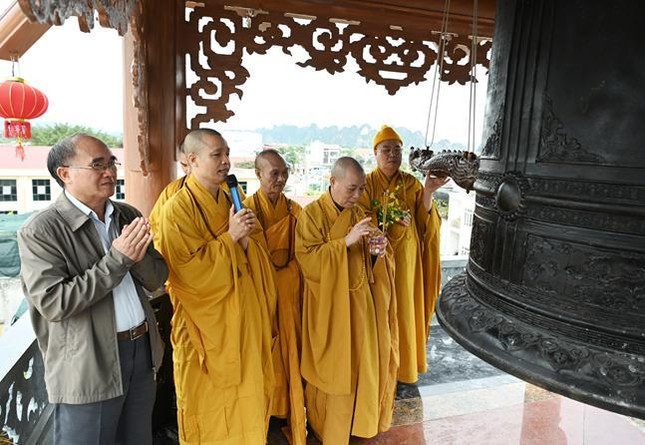 Chư tôn đức niêm hương, sái tịnh đại hồng chung