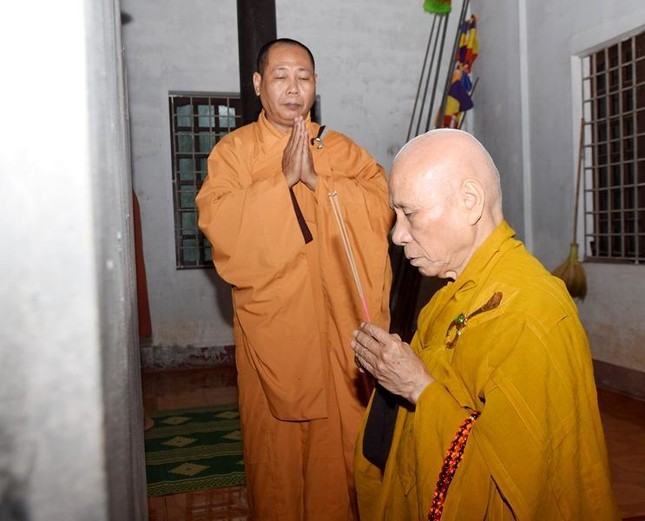 Hòa thượng Thích Giác Quang dâng hương tưởng niệm