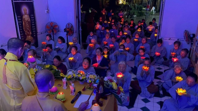 Đại chúng thắp hoa đăng, đồng trì niệm danh hiệu Đức Phật A Di Đà