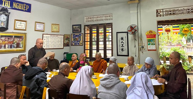 Thượng tọa Thích Nguyên Thành chủ trì phiên họp