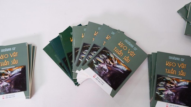 Ra mắt tập truyện ngắn “Keo vật thần sầu”, di cảo của cố nhà văn Hoàng Ly Ra mắt tập truyện ngắn “Keo vật thần sầu”, di cảo của cố nhà văn Hoàng Ly