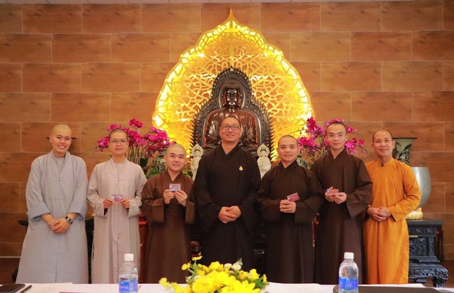 Trao thẻ cho các thành viên Ban Thông tin - Truyền thông Phật giáo TP.Thủ Đức Trao thẻ cho các thành viên Ban Thông tin - Truyền thông Phật giáo TP.Thủ Đức