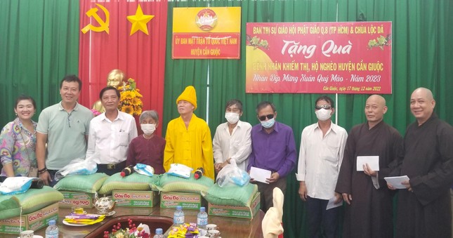 Trao quà đến người khiếm thị tại Huyện ủy Cần Giuộc, Long An