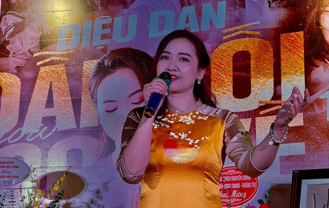 Ca sĩ Phật tử Diệu Đan trong đêm nhạc "Dẫn lối con về" Ca sĩ Phật tử Diệu Đan trong đêm nhạc "Dẫn lối con về"