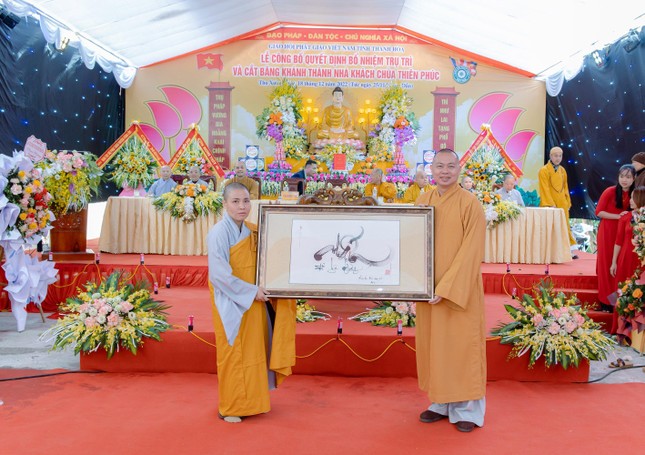 Thượng tọa Thích Tâm Đức thay mặt Ban Trị sự GHPGVN tỉnh Thanh Hóa tặng quà chúc mừng Thượng tọa Thích Tâm Đức thay mặt Ban Trị sự GHPGVN tỉnh Thanh Hóa tặng quà chúc mừng