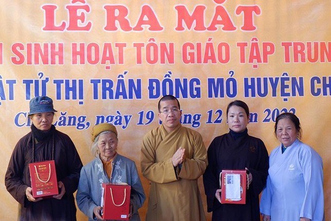 Trao quà đến các gia đình có hoàn cảnh khó khăn