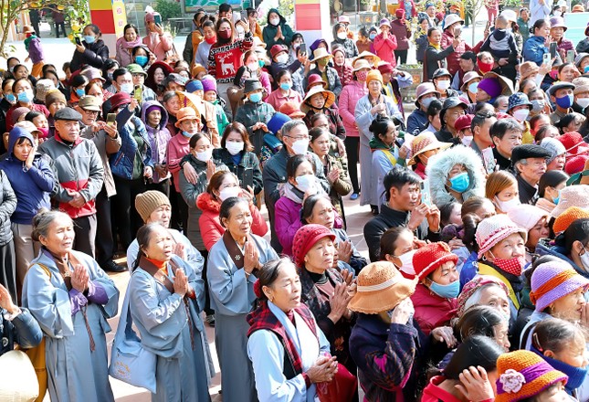 Đông đảo Phật tử đồng niệm Phật, cầu nguyện Đông đảo Phật tử đồng niệm Phật, cầu nguyện