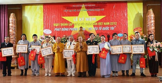 Trao Bằng tuyên dương công đức Trao Bằng tuyên dương công đức