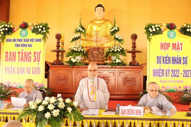 Ni trưởng Thích nữ Huệ Hương đúc kết phiên họp Ni trưởng Thích nữ Huệ Hương đúc kết phiên họp