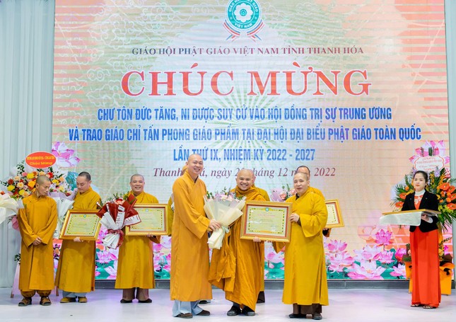 Thượng tọa Thích Tâm Đức tặng hoa chúc mừng và trao giáo chỉ tấn phong Giáo phẩm