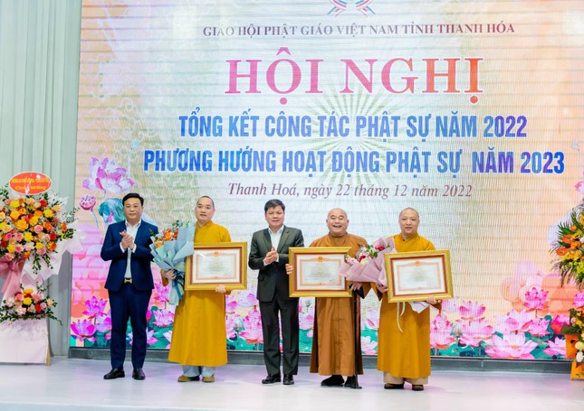 Đại diện lãnh đạo tỉnh trao Bằng khen của Thủ Tướng Chính phủ cho 3 cá nhân có thành tích xuất sắc