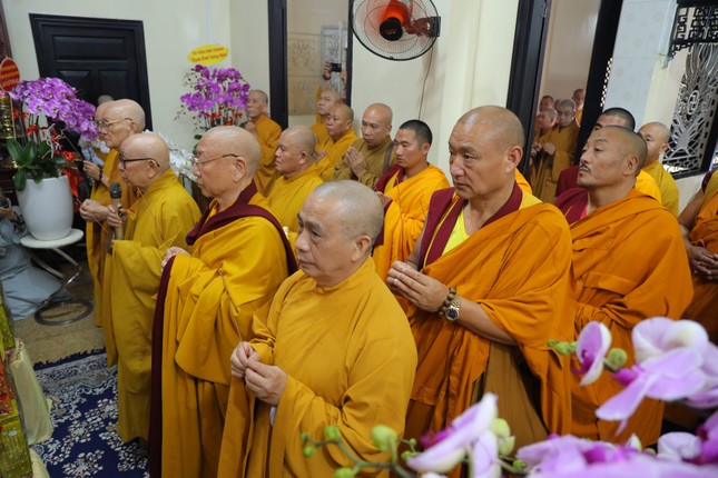 Chư tôn đức thắp hương cầu nguyện Chư tôn đức thắp hương cầu nguyện