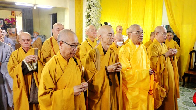 Chư tôn đức thắp hương cầu nguyện