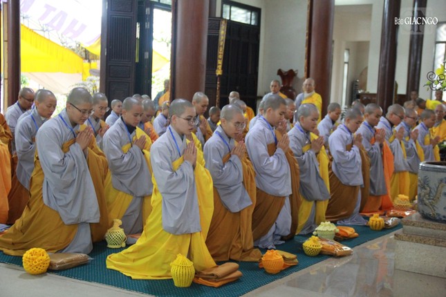 Giới tử Thức-xoa-ma-na cầu được thọ giới Tỳ-kheo-ni