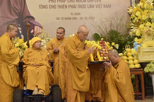 Nghi thức dâng hoa lên Trưởng lão Hòa thượng Thích Thanh Từ, Tông chủ Thiền phái Trúc Lâm Việt Nam