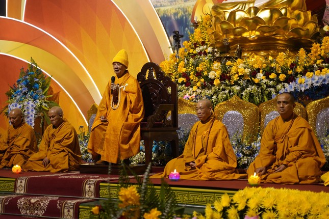 Trưởng lão Hòa thượng Thích Trí Quảng ban bố thời pháp nhũ