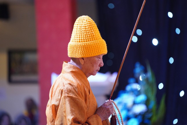 Đức Pháp chủ GHPGVN dâng hương lễ Phật