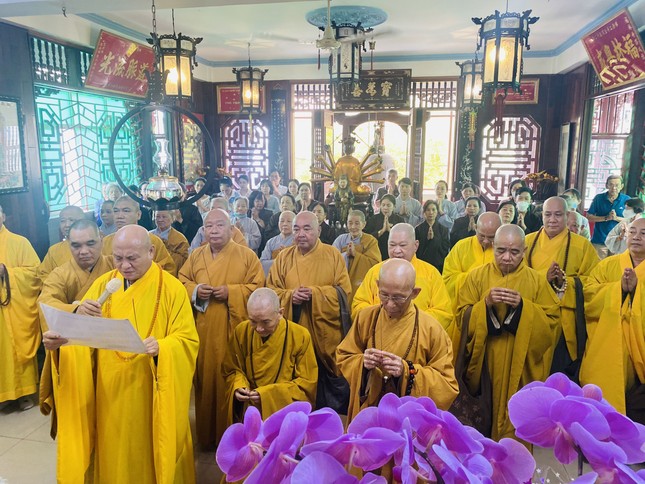 Chư tôn đức dâng hương tưởng niệm Chư tôn đức dâng hương tưởng niệm