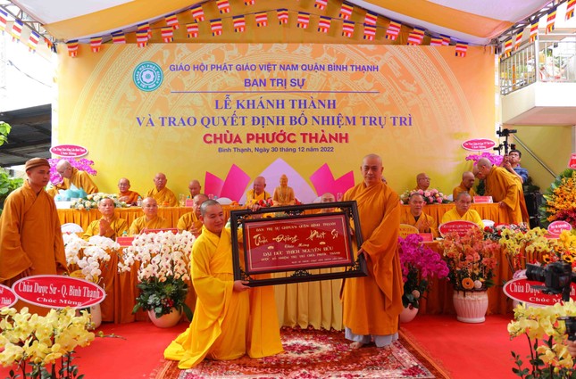 Đại đức tân trụ trì chùa Phước Thành đón nhận món quà tinh thần của Ban Trị sự GHPGVN quận Bình Thạnh do Thượng tọa Thích Tâm Chơn trao tặng