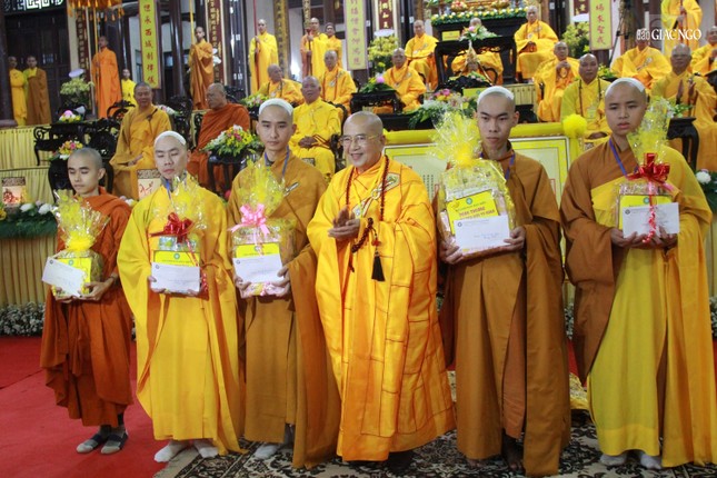 Hòa thượng Thích Khế Chơn trao phần thưởng cho các giới tử đạt kết quả cao