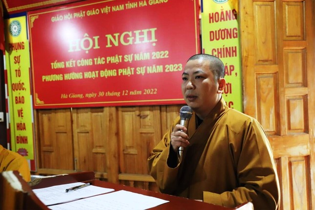 Đại đức Thích Nguyên Long đọc báo cáo tổng kết