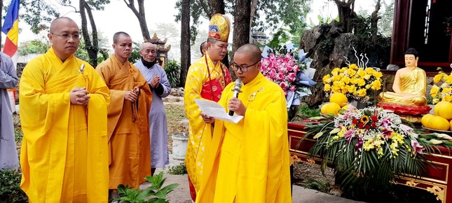 Đại đức Thích Quảng Xuân, trụ trì chùa Đồng Tương phát biểu tri ân công đức xây dựng chùa