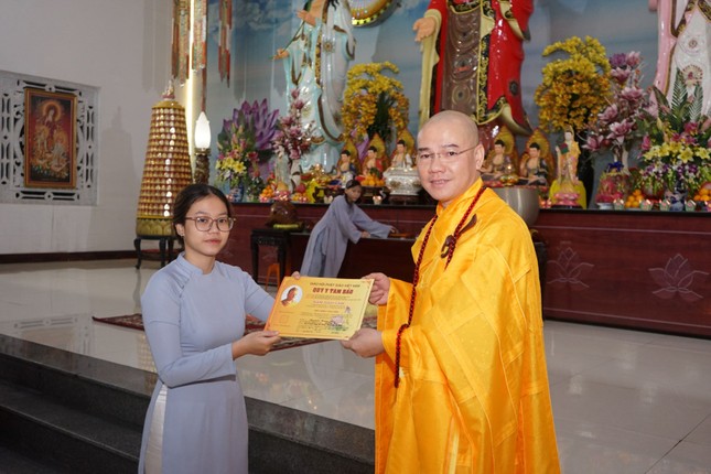 Thượng tọa Thích Thông Đạo trao điệp quy y cho Phật tử Thượng tọa Thích Thông Đạo trao điệp quy y cho Phật tử