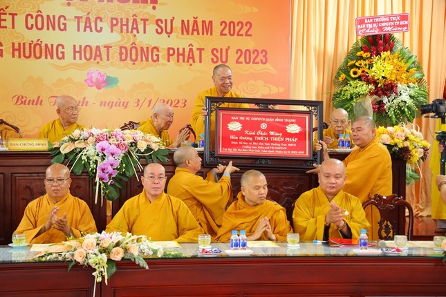 Ban Trị sự GHPGVN quận Binh Thạnh dâng khánh vàng đến Hòa thượng Thích Thiện Pháp