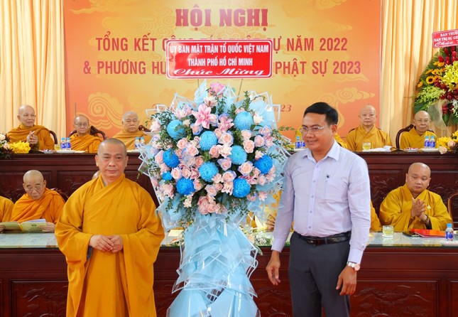 Đại diện Ủy ban MTTQVN TP.HCM tặng hoa chúc mừng hội nghị