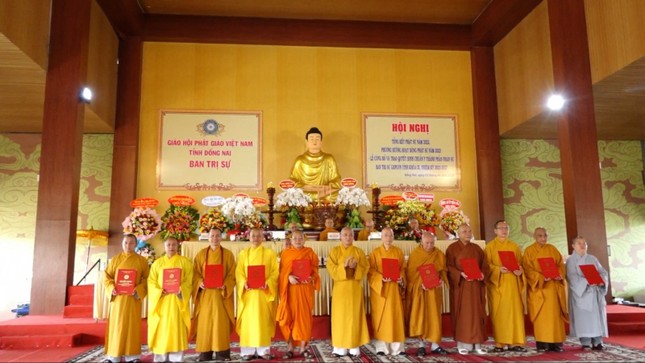 Hòa thượng Thích Huệ Thông trao quyết định chuẩn y nhân sự đến Ban Trị sự GHPGVN tỉnh Đồng Nai Hòa thượng Thích Huệ Thông trao quyết định chuẩn y nhân sự đến Ban Trị sự GHPGVN tỉnh Đồng Nai