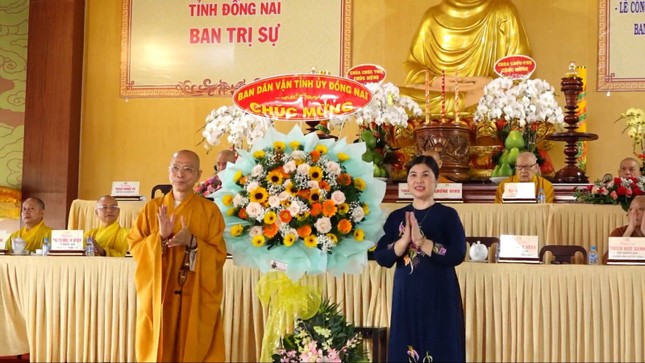 Đại diện Ban Dân vận Tỉnh ủy Đồng Nai tặng hoa chúc mừng Đại diện Ban Dân vận Tỉnh ủy Đồng Nai tặng hoa chúc mừng