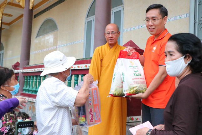 Hòa thượng Thích Minh Truyền trao quà đến bà con Hòa thượng Thích Minh Truyền trao quà đến bà con