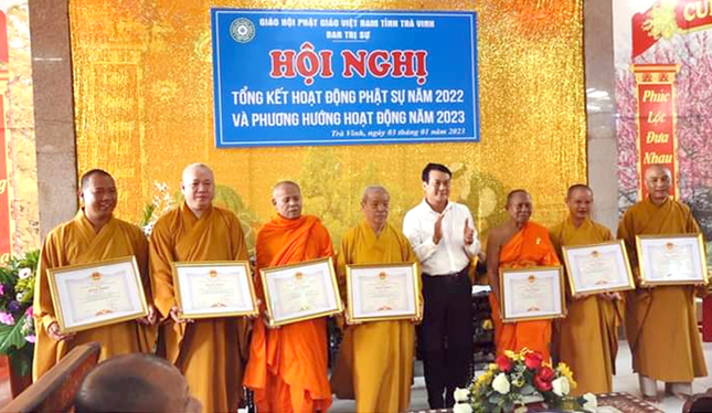 Trao Bằng khen đến tập thể, cá nhân tiêu biểu Trao Bằng khen đến tập thể, cá nhân tiêu biểu