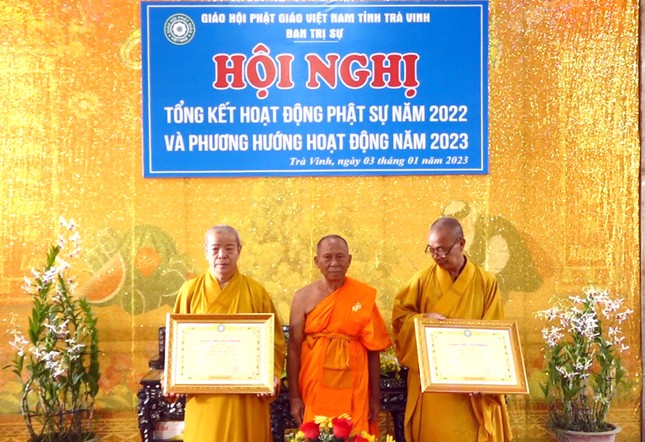 Trao giáo chỉ tấn phong giáo phẩm đến chư tôn đức Trao giáo chỉ tấn phong giáo phẩm đến chư tôn đức