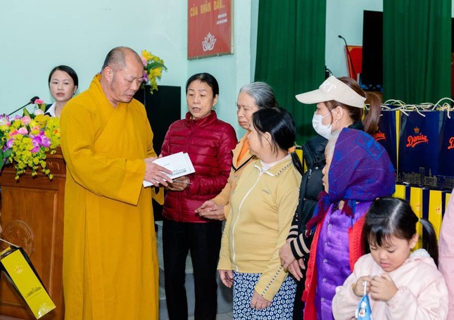 Thượng tọa Thích Tâm Định tận tay trao quà Thượng tọa Thích Tâm Định tận tay trao quà