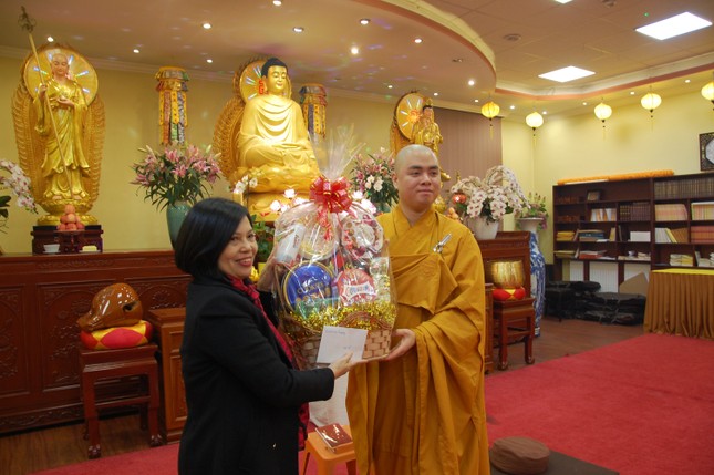 Bà Nguyễn Thị Bích Thảo tặng quà chúc Tết đến chùa Tuệ Giác Bà Nguyễn Thị Bích Thảo tặng quà chúc Tết đến chùa Tuệ Giác