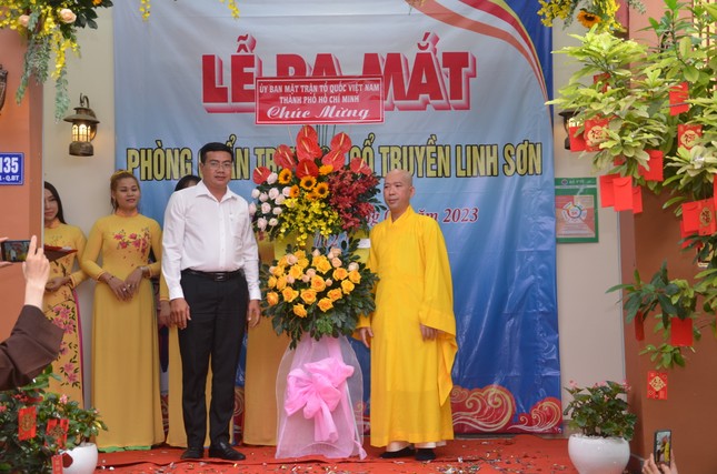 Đại diện Ủy ban MTTQVN TP.HCM tặng hoa chúc mừng Đại diện Ủy ban MTTQVN TP.HCM tặng hoa chúc mừng