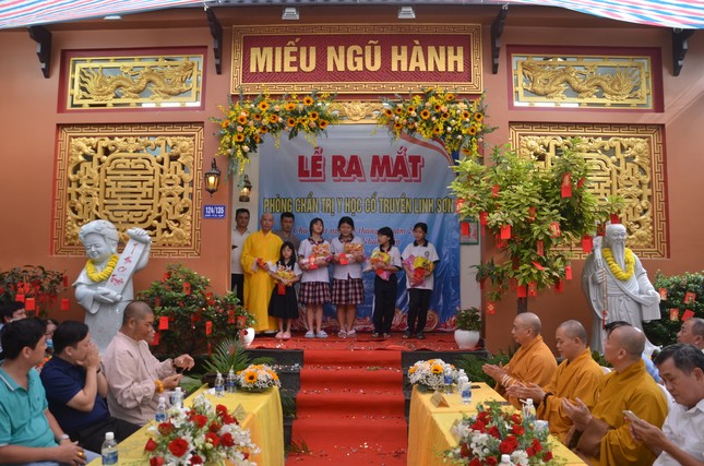 Trao quà đến các em học sinh nghèo, hiếu học Trao quà đến các em học sinh nghèo, hiếu học