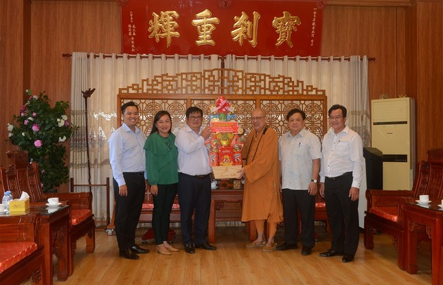 Tặng quà chúc mừng năm mới tại chùa Thảo Đường Tặng quà chúc mừng năm mới tại chùa Thảo Đường