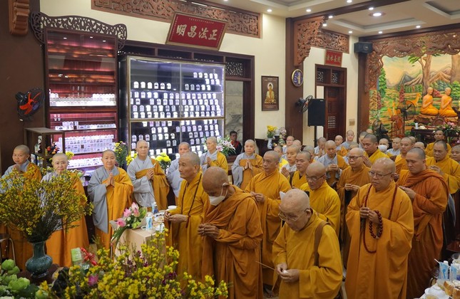 Chư tôn đức thắp hương cầu nguyện