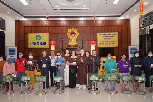 Trao quà hỗ trợ bà con có hoàn cảnh khó khăn đón Tết Quý Mão Trao quà hỗ trợ bà con có hoàn cảnh khó khăn đón Tết Quý Mão