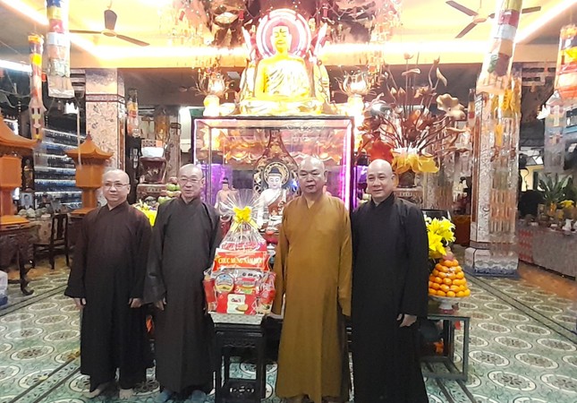 Đoàn Ban Trị sự Phật giáo quận 8 tặng quà khánh tuế Hòa thượng Thích Hiển Đức tại tổ đình An Phú Đoàn Ban Trị sự Phật giáo quận 8 tặng quà khánh tuế Hòa thượng Thích Hiển Đức tại tổ đình An Phú